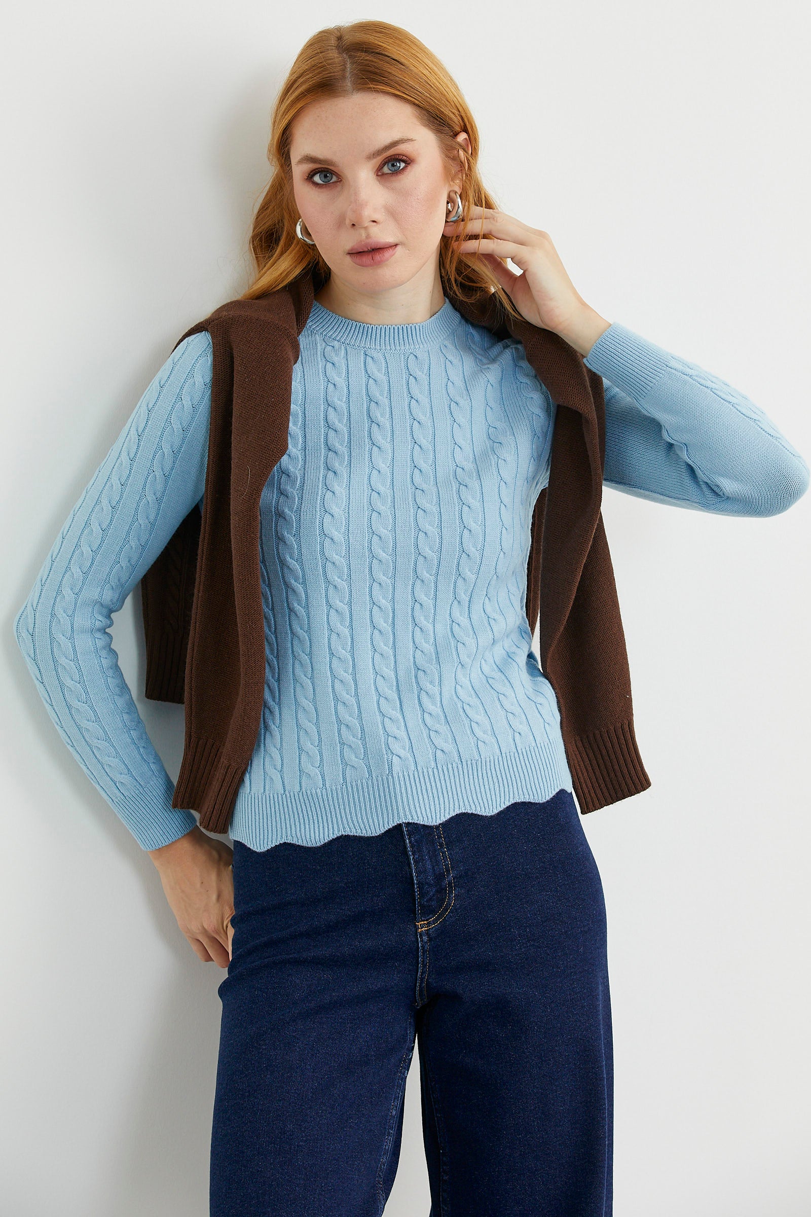 dilimli-sac-orgulu-triko-kazak-mavi-45462 Dilimli Saç Örgülü Triko Kazak - Mavi - Görsel 1